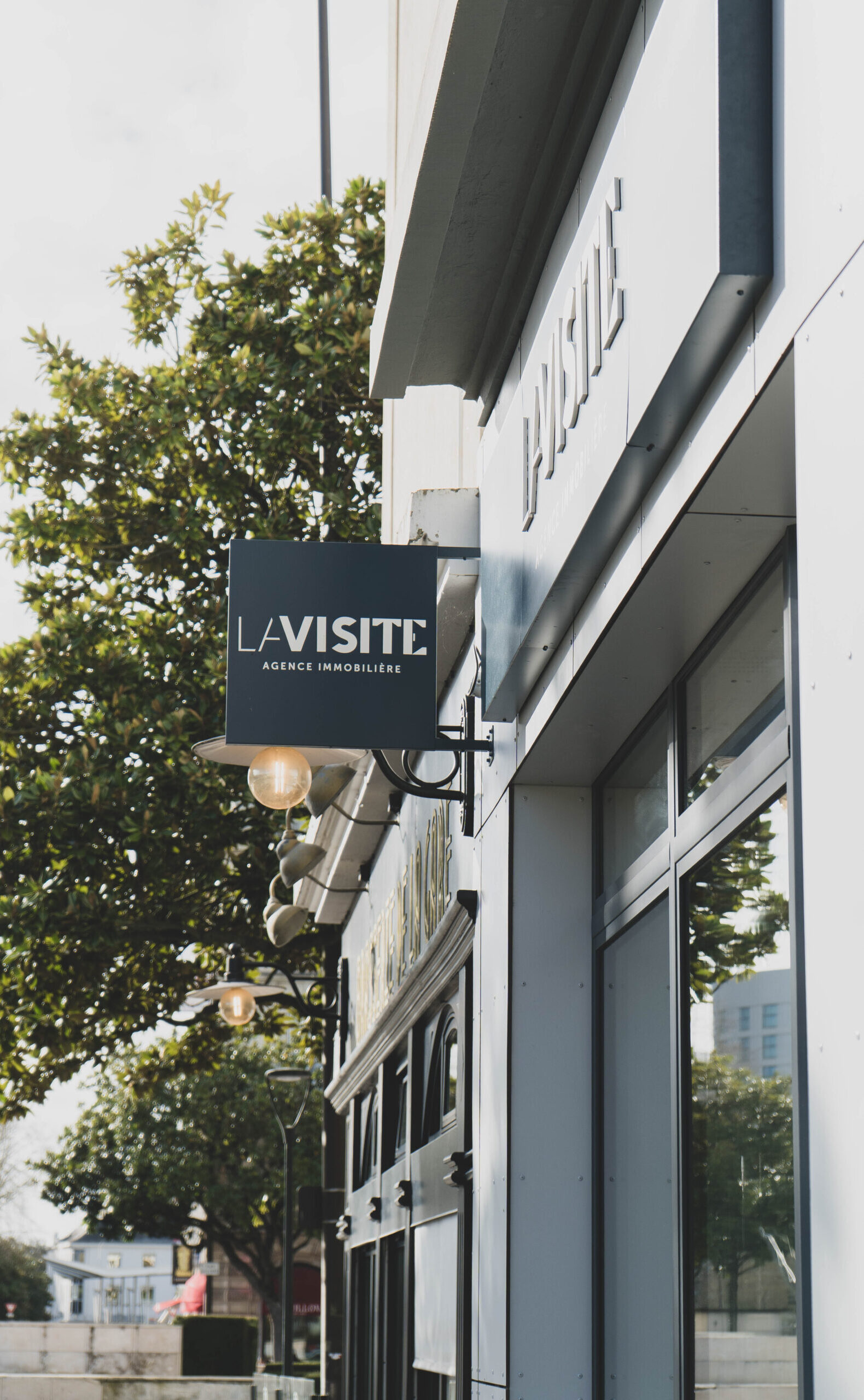 Agence immobilière La Visite Gare Saint Laud à Angers, service immobilier de vente achat transaction location et gestion locative. Estimer votre bien avec votre agence de proximité angevine. Propriétaires bailleurs, faites gérer vos biens locatifs chez La Visite.