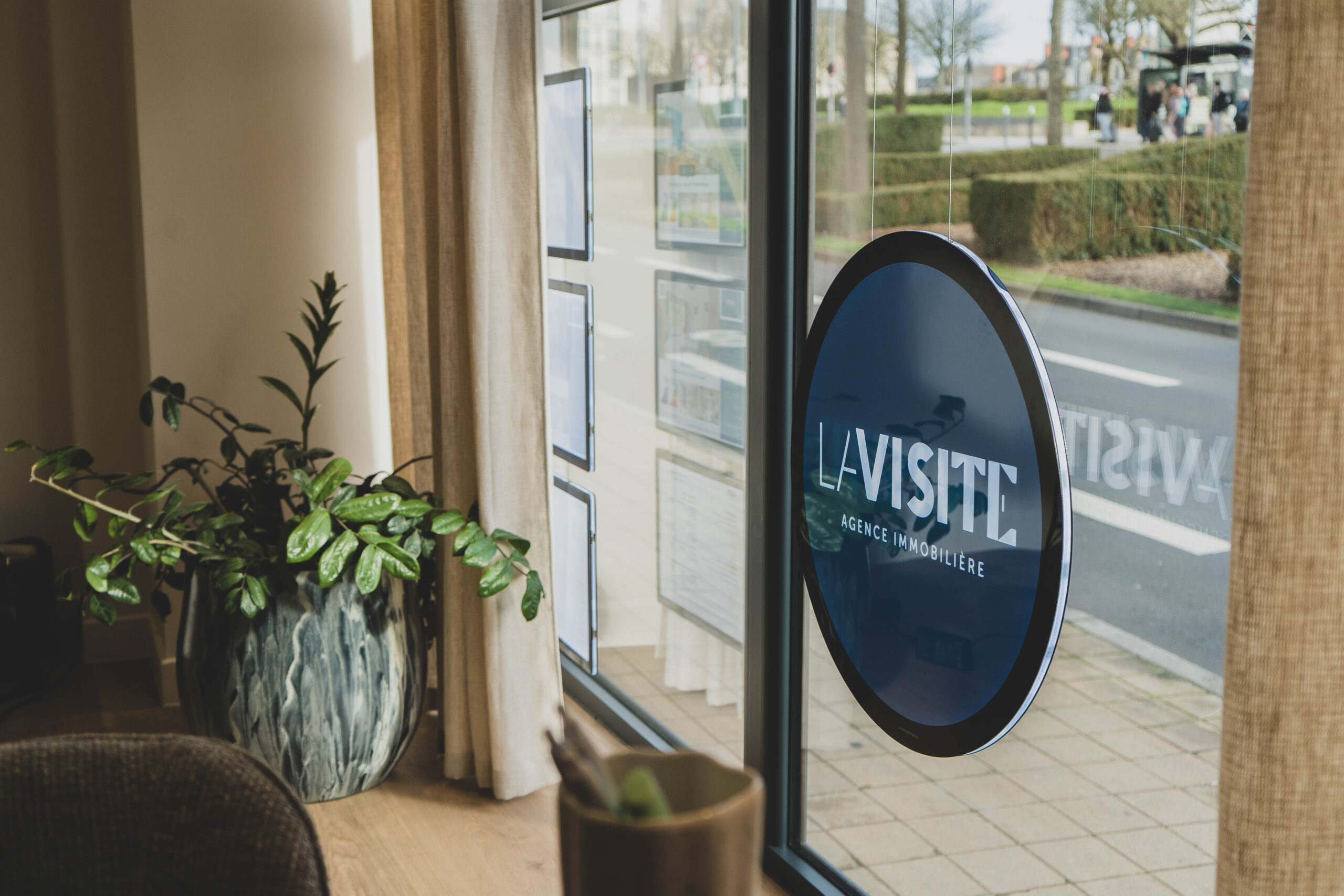 Agence immobilière La Visite Gare Saint Laud à Angers, service immobilier de vente achat transaction location et gestion locative. Estimer votre bien avec votre agence de proximité angevine. Propriétaires bailleurs, faites gérer vos biens locatifs chez La Visite.